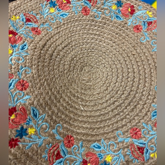 4 Pioneer Woman jute 15” round embroidered floral placemats NWOT SWEET ROSE - Picture 4 of 8